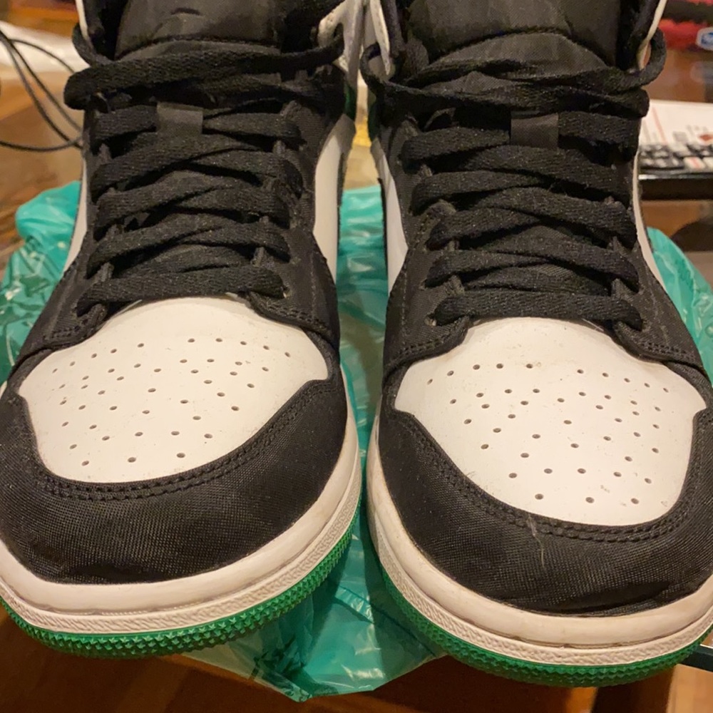 Air Jordan’s 1: 🖤💚💛 (used)